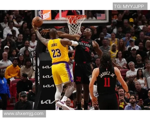 2013年湖人与热火的经典对决回顾与赛季精彩瞬间分析 2013年湖人与热火的经典对决回顾与赛季精彩瞬间分析